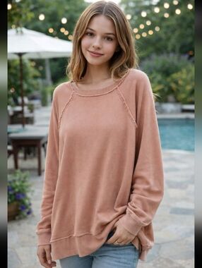 AERIE SWEATSHIRT WTH RAW HEMS AND EXPOSED SEAMS. HI-LO HEM. SIZE X-LARGE.